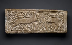 Løve angriber en antilope fra Egypten (kalksten)
