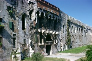 Nordmuren af Diocletians palads med Porta Aurea, ca. 300 e.Kr