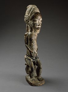 Nature Spirit (asie usu), Elfenbenskysten, slutningen af det 19. århundrede (træ, offermateriale, bomuldsklude og perler) af Culture Baule