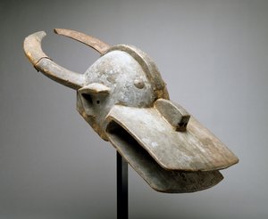 Hjelmmaske for en buskko (Vara Society), Vestsudan, Afrika syd for Sahara, slutningen af det 19. århundrede (træ, offermateriale, metal, søm og dyrehud) af Culture Chamba