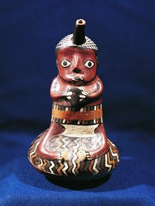 Antropomorfisk kar af musikemne, Peru (polykrom terracotta)