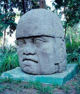 Før colombiansk civilisation: kolossalt Olmec-hoved. 10.-7. århundrede f.Kr. Mexico. Park Musee de La Vente