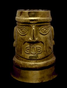 Bægerglas, der skildrer en guddom med øjne og hugtænder i Sicán-stil, 800-1350 e.Kr. (guld)