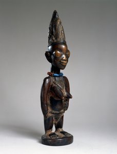 Tvillingfigur (ere ibeji), Ila-Orangun-regionen, Nigeria, slutningen af det 19. eller begyndelsen af det 20. århundrede (træ, glasperler og spor af tukula)