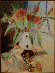 Tulipaner i en løgformet vase foran et gardin af Curt Herrmann