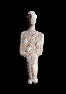 Mandlig idol, skematisk figur. Skulptur af hvid marmor med okker incrustationer, 3200-2000 f.Kr