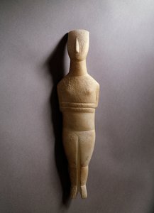 Skematisk kvindefigur, hvid marmor med okker incrustationer, 3200-2000 f.Kr.