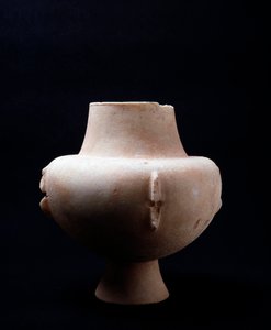 Hvid marmorvase med okkerfarvede pletter. Kykladisk civilisation, 3200 f.Kr. til 2000 f.Kr