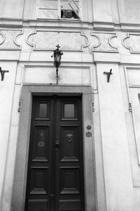 Jiri Mucha sænker en nøgle på en snor, så en besøgende kan åbne dørene til sit hus i Hradcany, Prag af Czech Photographer