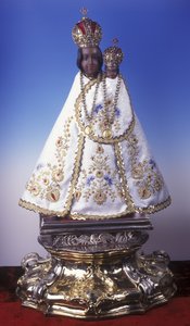 Statuette af Jomfru Maria af Svatá Hora (træ, metal og stof) af Czech School