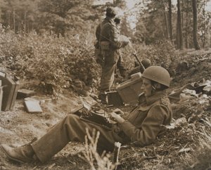 Krigskorrespondent Alan Wood skriver en forsendelse af D.M. Sgt. Smith