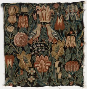 Pudebetræk af gobelin, der forestiller to fugle midt i blomster, lavet i Schleswig-Holstein, Danmark, ca. 1690 (uld) af Danish School