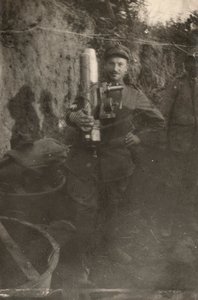 Soldat i en skyttegrav Karst plateau under Første Verdenskrig (s/h foto) af Dario Gentilini