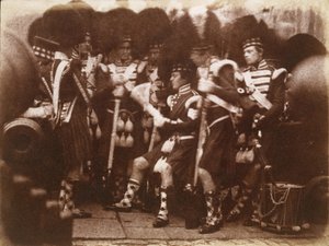 [Officer for 92. Gordon Highlanders læser for tropperne, Edinburgh Castle], 9. april 1846. Skabere: David Octavius Hill, Robert Adamson, Hill & Adamson. af Hill and Adamson