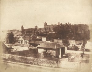 Linlithgow, fra banegården, med rådhuset, St. Michael