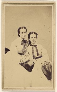 [To uidentificerede unge kvinder, siddende]. af David R.H. Hoag and Quick