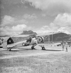 Fairey Swordfish I torpedobomber rekognosceringsdobbeltfly K8386, kode 945, fra 824 Squadron Fleet Air Arm, på Kai Tak-flyvepladsen, Hong Kong