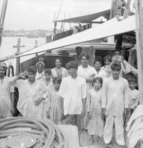 Kaptajnen og besætningen om bord på den indiske kotia-dhow Karimi (fl.1938), der ligger for anker ved Colombo, Ceylon