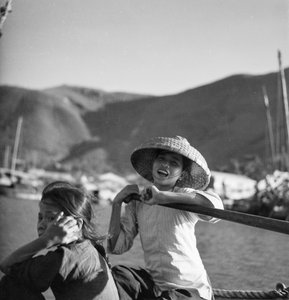 To unge sampan-piger ved Aberdeen, Hong Kong