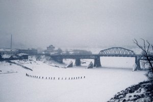 Novosibirsk, Ob-floden, Sibirien, USSR, Studerende krydser den frosne Ob-flod til fods i sne, vinter 1976 (foto) af Dean Conger
