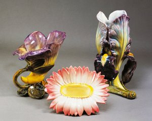 Convolvulus-formet vase, tusindfryd-formet cachepot og iris-formet vase, ca 1900, af Delphin Massier (1836-1907), jugendstil, barbotin keramik, lavet i Vallauris. Frankrig, det 20. århundrede. af Delphin Massier