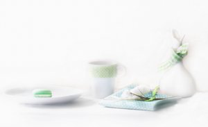 Bord med friske grønne macarons