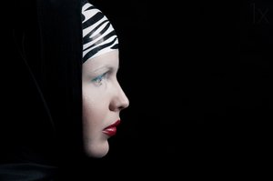 Profil på en mystisk kvinde af Denisa Justusová Šumcová
