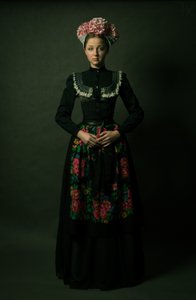 Ung kvinde i blomsterprint i folkemusikstil af Denisa Justusová Šumcová