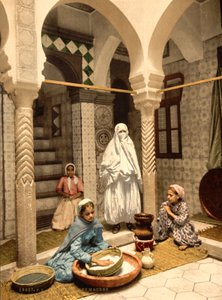 Mauriske kvinder forbereder couscous i en gårdhave, Algier, Algeriet, ca. 1899 (fotomekanisk tryk)
