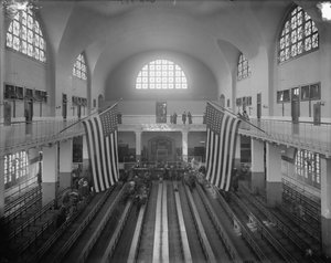 Inspection Room, Ellis Island, New York City, ca. 1910 (s/h-foto) af Detroit Publishing Co.