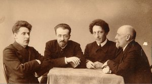 Gruppeportræt af digterne Alexander (Alexandre) Aleksandrovich Blok (1880-1921), Georgii (George) Chulkov (1879-1939), Konstantin Aleksandrovich Erberg (Siunnerberg, Syunnerberg, Sunnenberg) (1871-1942) og Fyodor Sologub, (Fiodor Sologub, Fyodor Kuzmit