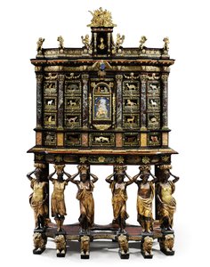 Louis XIV skab-på-stand (forgyldt bronze, pietra dura, skildpadde, ask, eboniseret og pakkeforgyldt) (se også 1766356-7) af Domenico and Gobelins workshop (attr. to) Cucci
