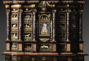 Louis XIV skab-på-stand (forgyldt bronze, pietra dura, skildpadde, ask, eboniseret og pakkeforgyldt) (se også 1766355-6) af Domenico and Gobelins workshop (attr. to) Cucci