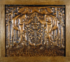 Et dekorativt blypanel støbt i højrelief, forestillende to modstående stiliserede piger af Donald McKay Stoddart