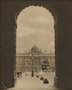 En forbipasserende udsigt over Somerset House fra The Strand, c1935. af Donald McLeish