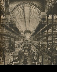 Store sal med dens klyngede bjælker og prydvand, c1935. af Donald McLeish
