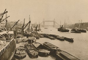 Forsendelse i Pool of London: A Vista fra London Bridge til Tower Bridge, c1935. af Donald McLeish