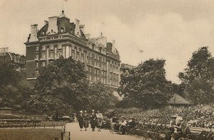 Villiers Street Sektion af Victoria Garden og en udsigt over Cecil Hotel, c1935. af Donald McLeish