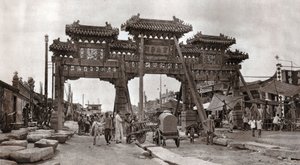 En gade i den gamle bydel, Beijing af Donald Mennie