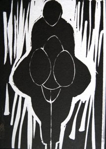 Udtryksfuld sort-hvid figur af Doris Schmitz