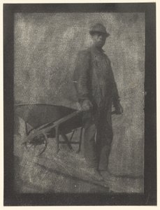 [Sort mand med trillebør] af Doris Ulmann