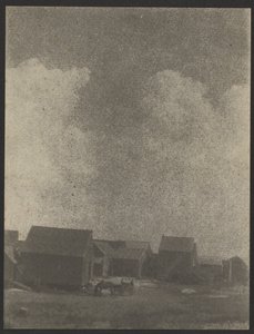 [Bondegårdsbygninger med hest og vogn] af Doris Ulmann