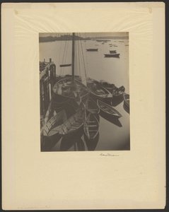 [Havn, sejlbåde med skiffs i forgrunden]. af Doris Ulmann