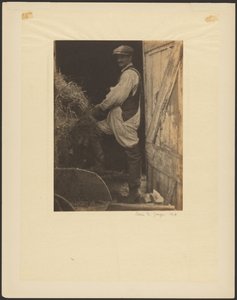 [Mand med overskæg og kasket i døren til en lade]. af Doris Ulmann