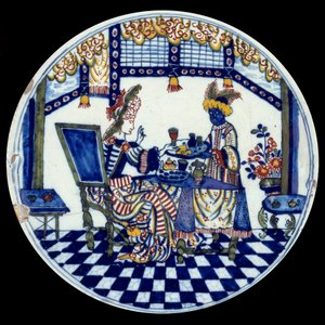 Delft porcelænstallerken, der forestiller en kvinde ved et bord serveret af hendes sorte tjener. 1705 Sevres, Nationalmuseet for Keramik af Dutch School