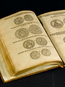 Pengebog med indgraveringer af engelske mønter (bog) af Dutch School