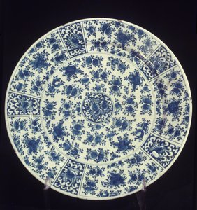 Tallerken med blåt rosemønster, 1764 (fajance) af Dutch School