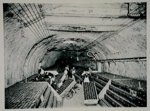 Flytning af kasser efter drejning, fra "La France Vinicole", udgivet af Moet & Chandon, Epernay (fotolitho)