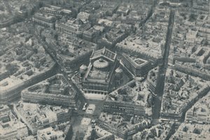 Central arkitektonisk træk ved Paris forbedret af fremsyn i gadedesign, c1935 af ENA