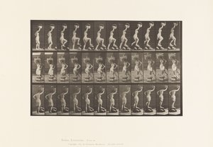 Tallerken 179. At træde på og over en sten, en kurv på hovedet af Eadweard Muybridge